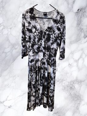 Agnes & Dora Black and White Floral V-Neck Midi Dress